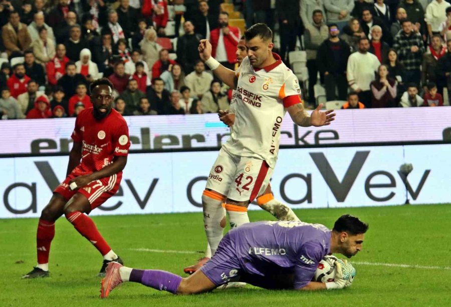 Trendyol Süper Lig: Antalyaspor: 0 - Galatasaray: 2 (ilk Yarı)