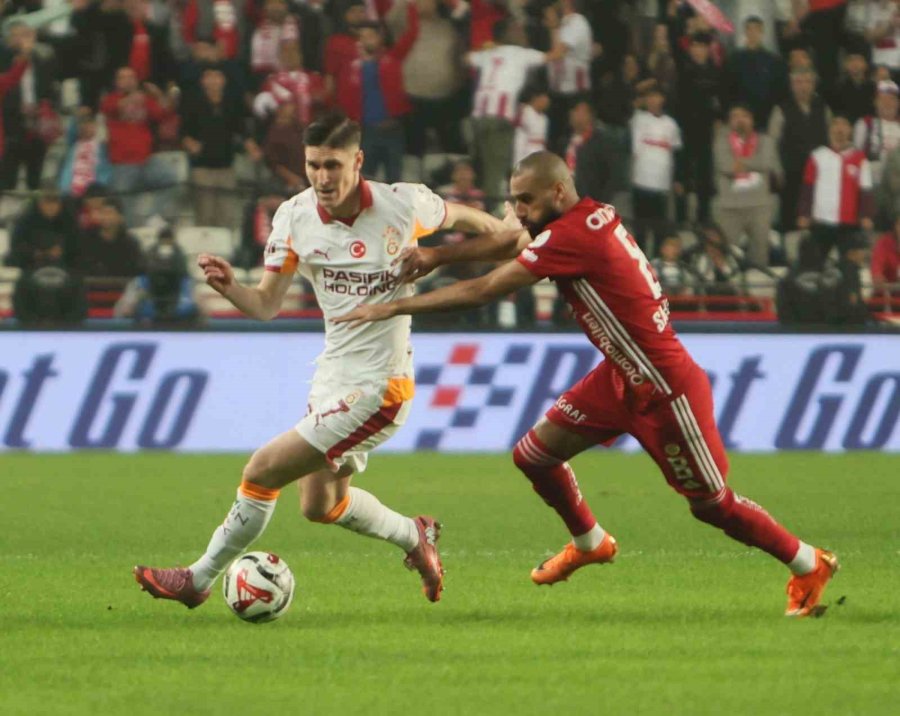 Trendyol Süper Lig: Antalyaspor: 0 - Galatasaray: 2 (ilk Yarı)