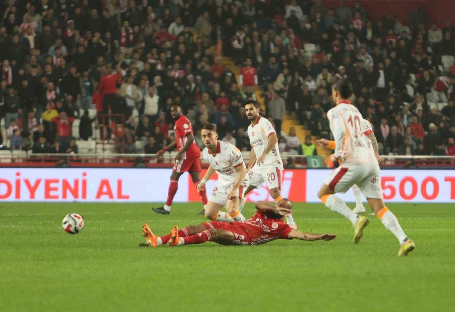 Trendyol Süper Lig: Antalyaspor: 0 - Galatasaray: 2 (ilk Yarı)