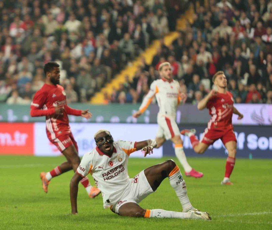 Trendyol Süper Lig: Antalyaspor: 0 - Galatasaray: 2 (ilk Yarı)