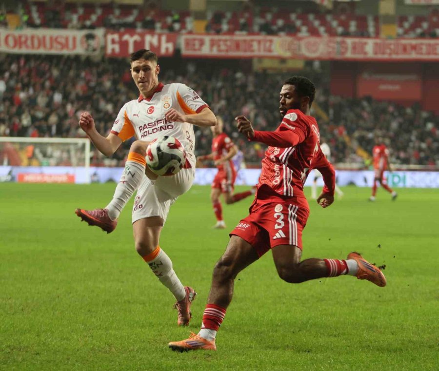 Trendyol Süper Lig: Antalyaspor: 0 - Galatasaray: 2 (ilk Yarı)