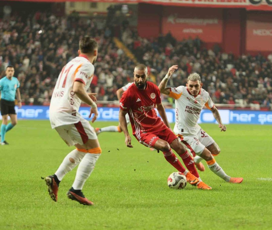 Trendyol Süper Lig: Antalyaspor: 0 - Galatasaray: 2 (ilk Yarı)