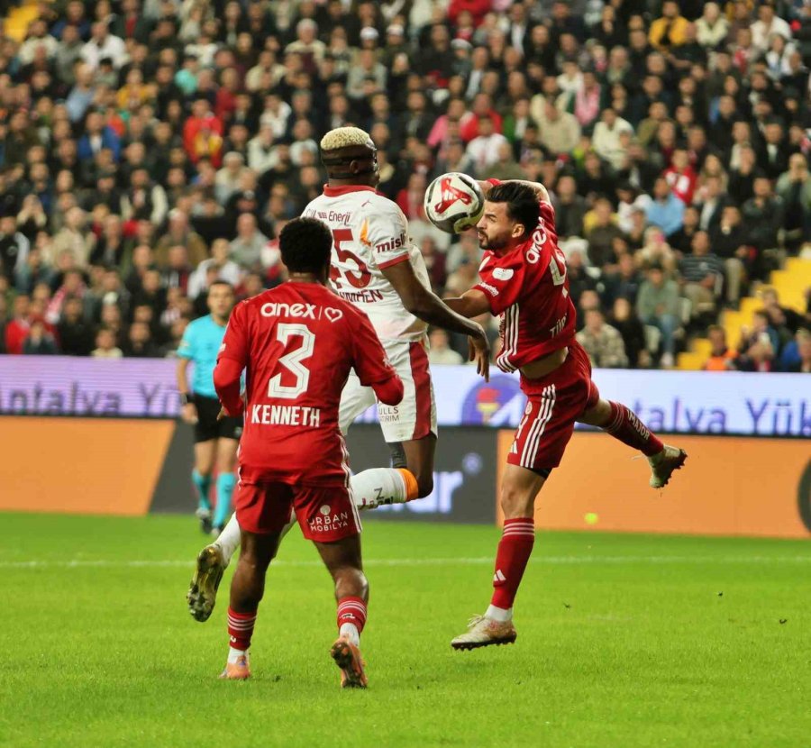 Trendyol Süper Lig: Antalyaspor: 0 - Galatasaray: 2 (ilk Yarı)