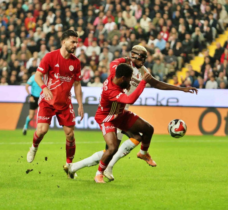 Trendyol Süper Lig: Antalyaspor: 0 - Galatasaray: 2 (ilk Yarı)