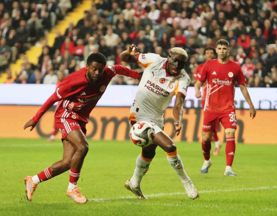 Trendyol Süper Lig: Antalyaspor: 0 - Galatasaray: 2 (ilk Yarı)