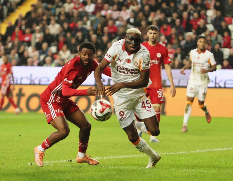 Trendyol Süper Lig: Antalyaspor: 0 - Galatasaray: 2 (ilk Yarı)