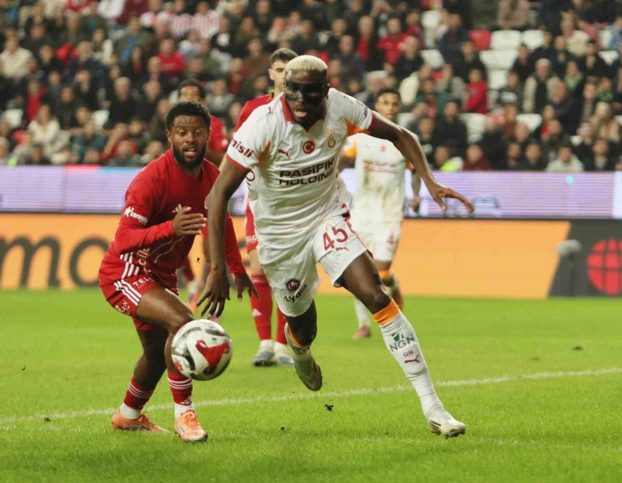 Trendyol Süper Lig: Antalyaspor: 0 - Galatasaray: 2 (ilk Yarı)