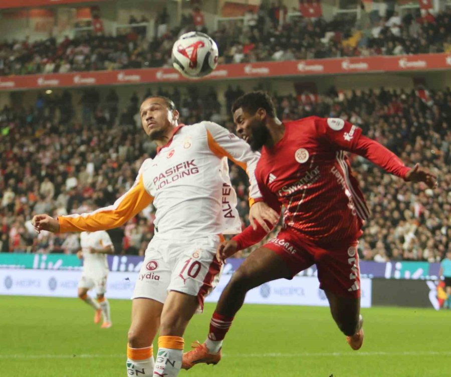 Trendyol Süper Lig: Antalyaspor: 0 - Galatasaray: 2 (ilk Yarı)