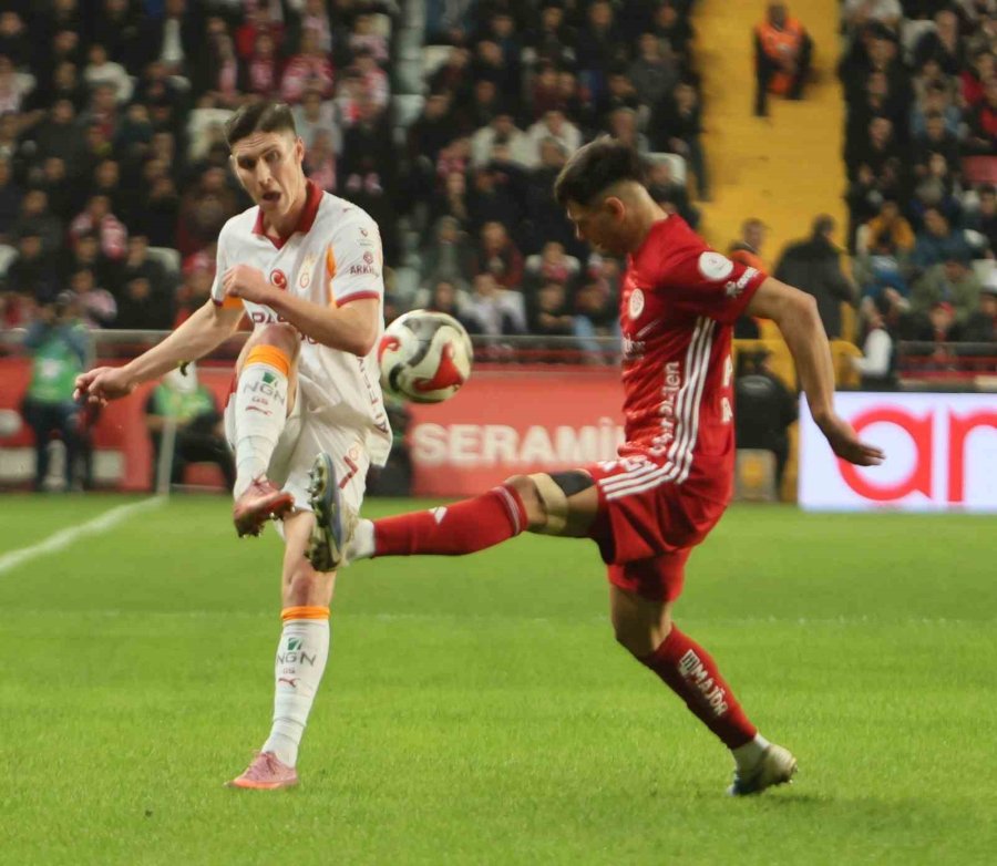 Trendyol Süper Lig: Antalyaspor: 0 - Galatasaray: 2 (ilk Yarı)