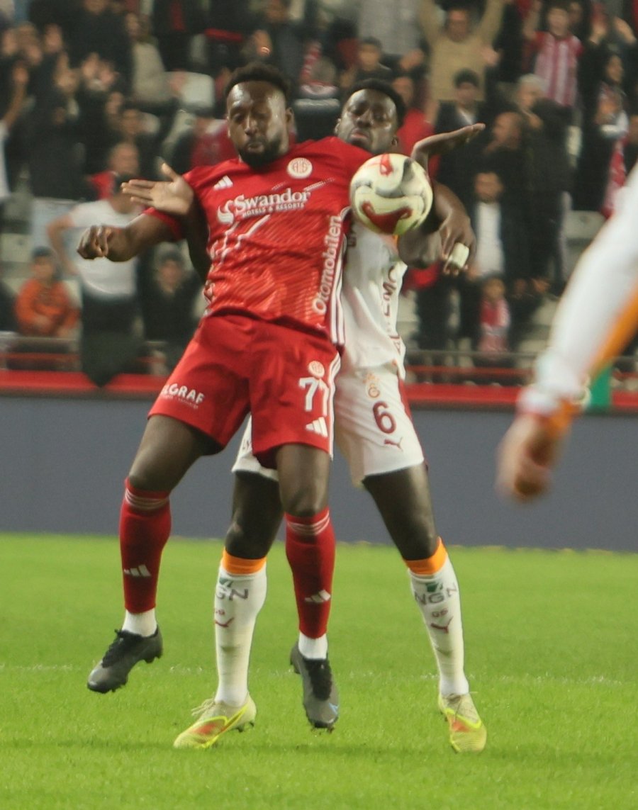 Trendyol Süper Lig: Antalyaspor: 0 - Galatasaray: 2 (ilk Yarı)