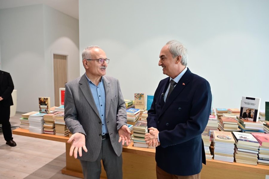 Prof. Dr. Fahrettin Tızlak’tan Antalya Kütüphanesi’ne 2000 Kitaplık Değerli Bağış