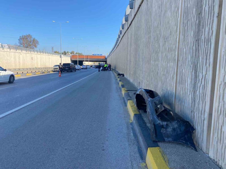 Porsche Otomobil Önce Bir Araca Sonra Alt Geçit Duvarına Çarptı: 1 Yaralı
