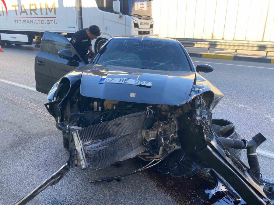 Porsche Otomobil Önce Bir Araca Sonra Alt Geçit Duvarına Çarptı: 1 Yaralı