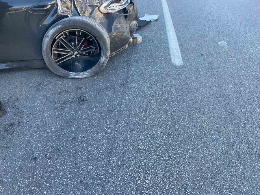 Porsche Otomobil Önce Bir Araca Sonra Alt Geçit Duvarına Çarptı: 1 Yaralı