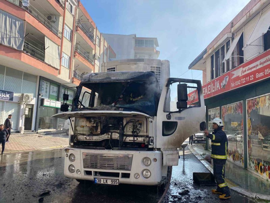 Park Halindeyken Alev Alan Kamyon Kullanılamaz Hale Geldi