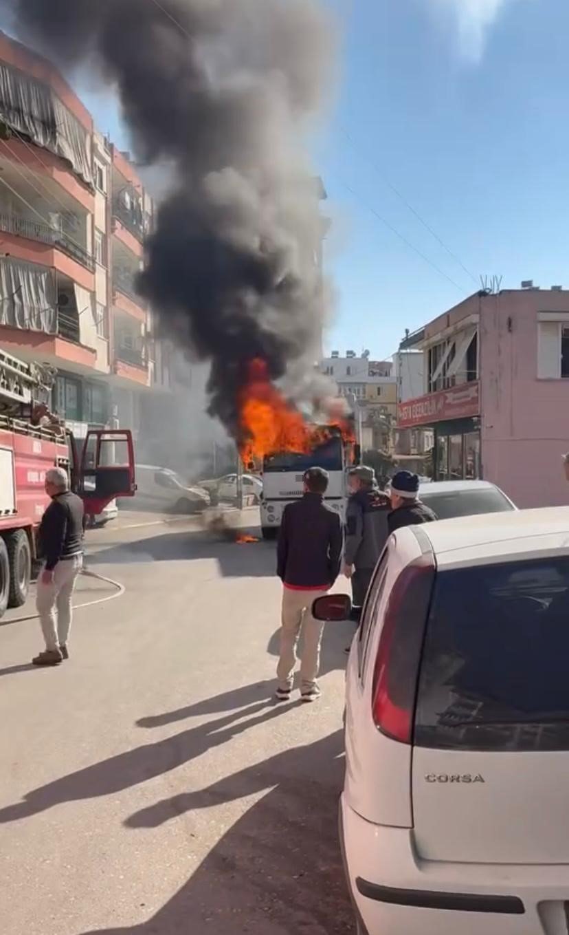 Park Halindeyken Alev Alan Kamyon Kullanılamaz Hale Geldi