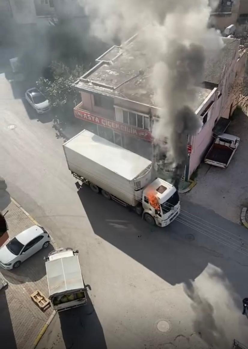 Park Halindeyken Alev Alan Kamyon Kullanılamaz Hale Geldi