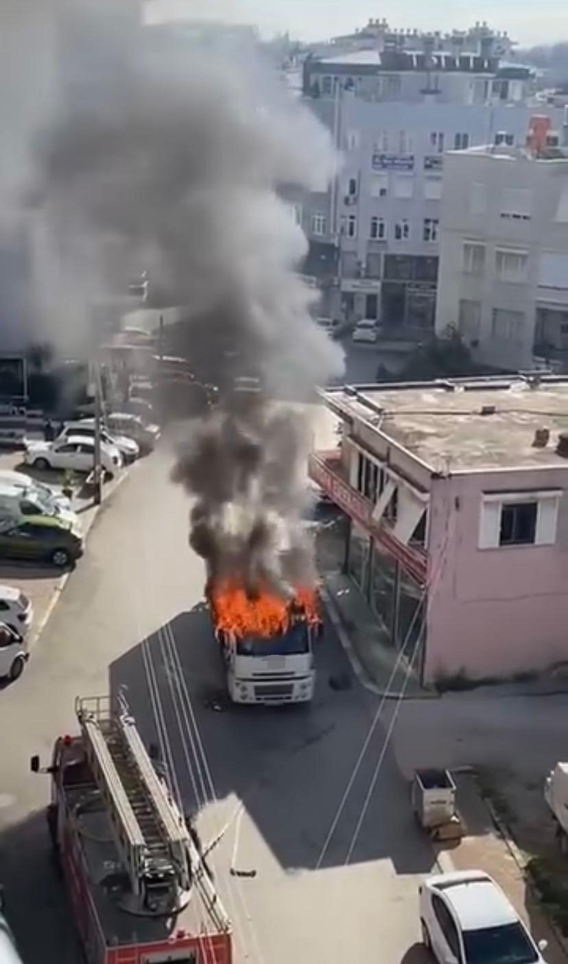 Park Halindeyken Alev Alan Kamyon Kullanılamaz Hale Geldi