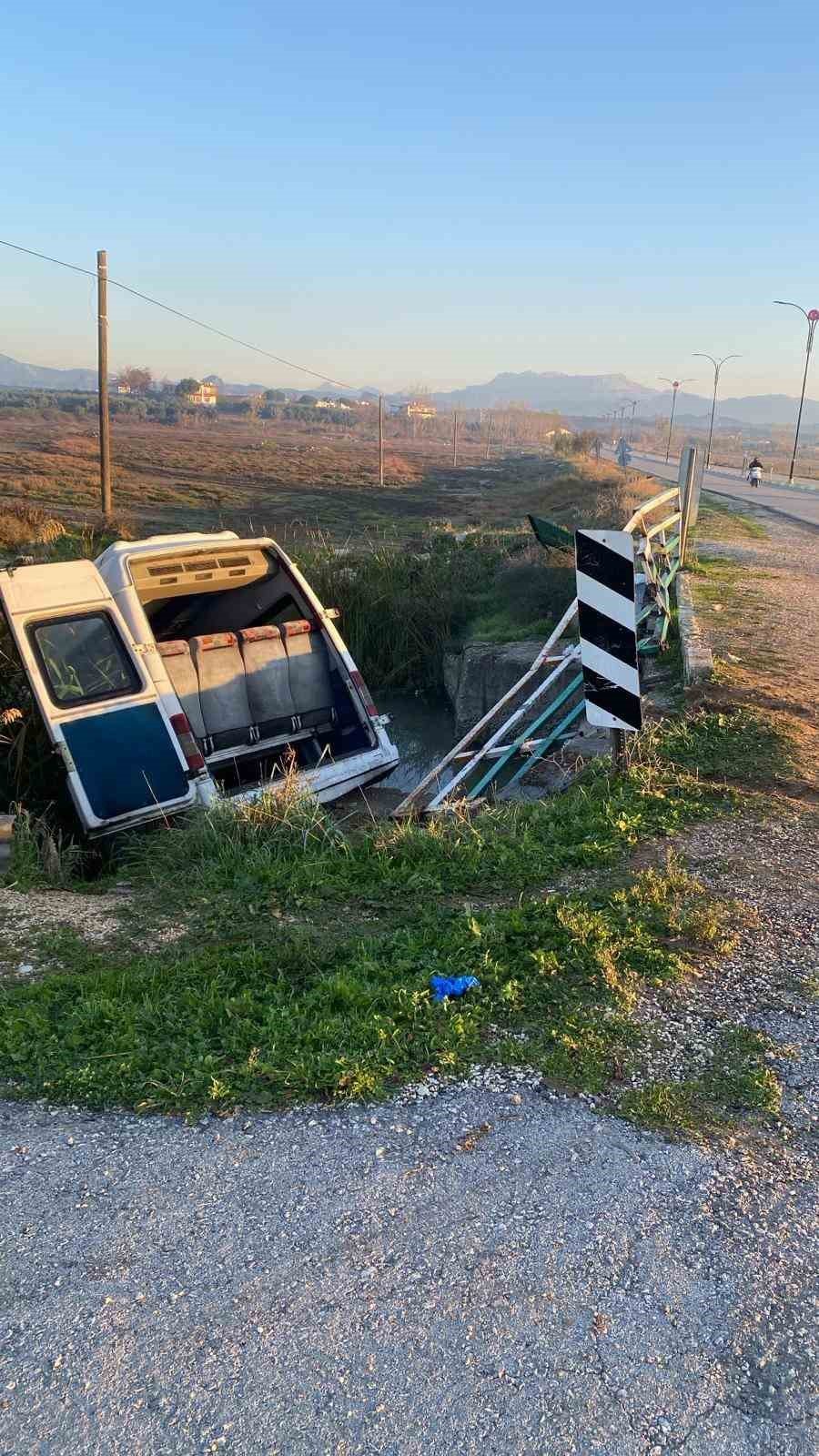 Antalya’da Minibüs Sulama Kanalına Uçtu