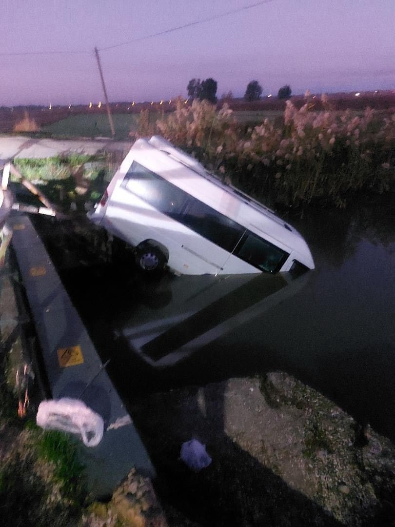 Antalya’da Minibüs Sulama Kanalına Uçtu