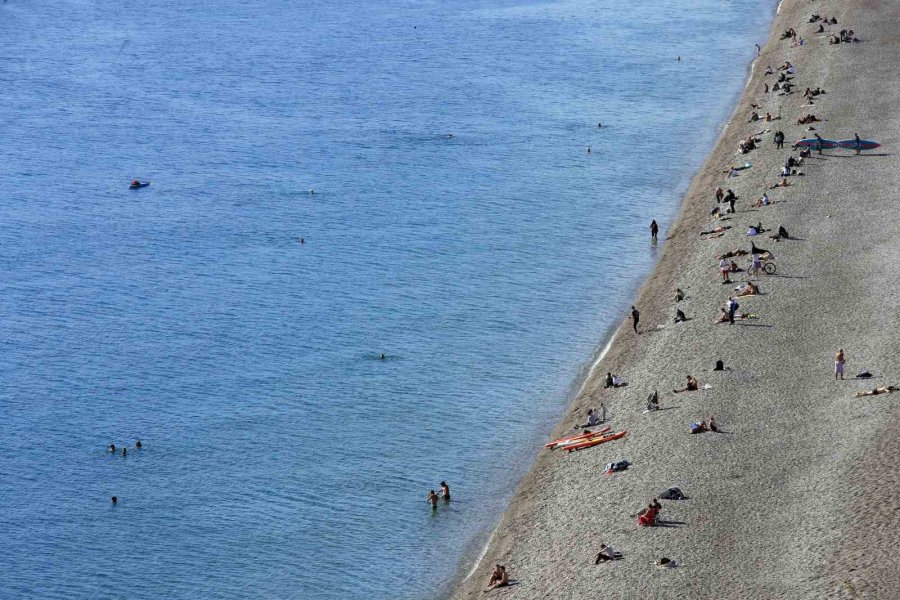 Karlı Dağların Gölgesinde 20 Derecelik Sıcak Havada Deniz Keyfi Yaptılar