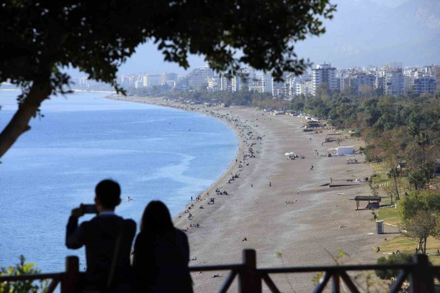 Karlı Dağların Gölgesinde 20 Derecelik Sıcak Havada Deniz Keyfi Yaptılar