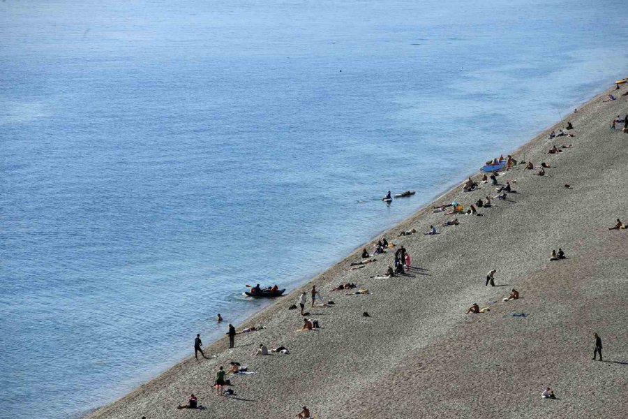 Karlı Dağların Gölgesinde 20 Derecelik Sıcak Havada Deniz Keyfi Yaptılar