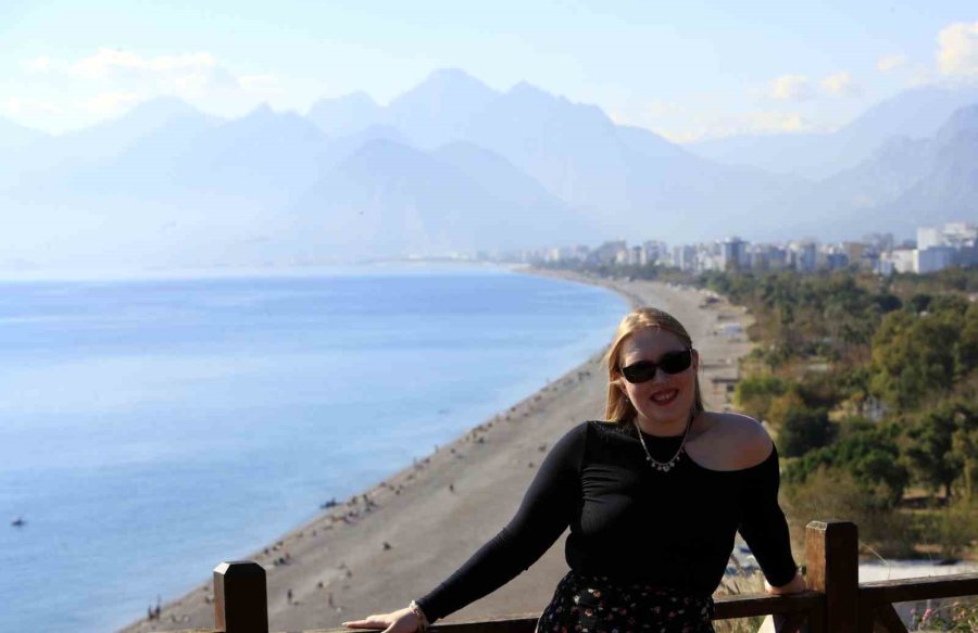 Karlı Dağların Gölgesinde 20 Derecelik Sıcak Havada Deniz Keyfi Yaptılar