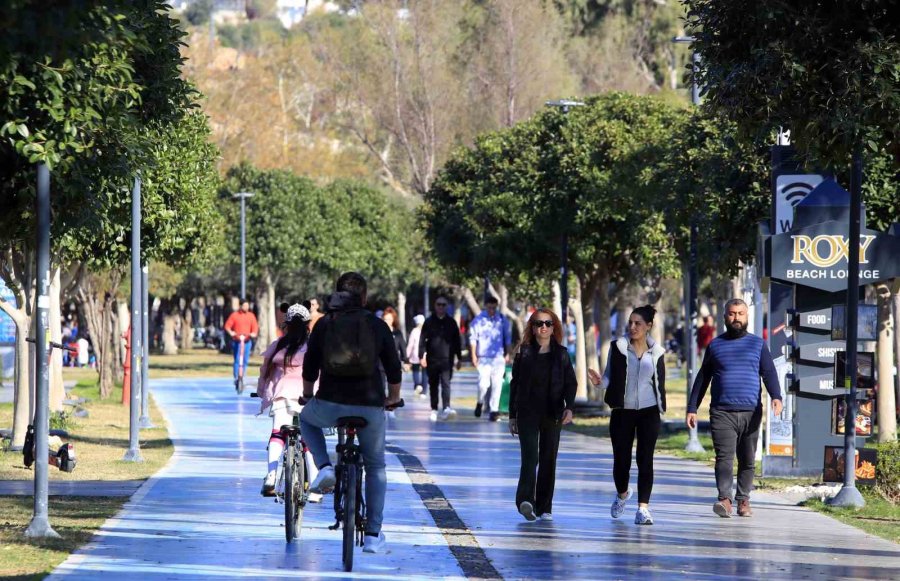 Karlı Dağların Gölgesinde 20 Derecelik Sıcak Havada Deniz Keyfi Yaptılar