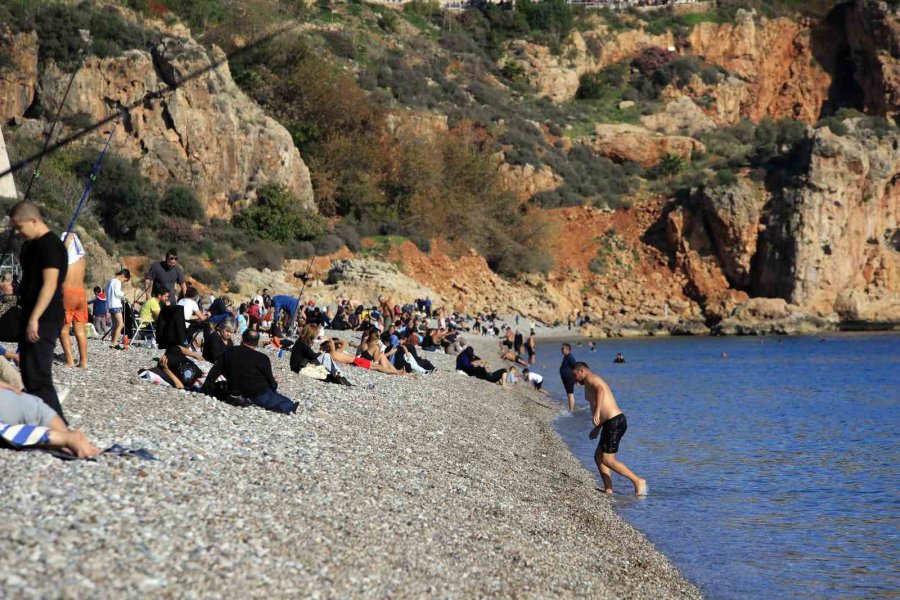Karlı Dağların Gölgesinde 20 Derecelik Sıcak Havada Deniz Keyfi Yaptılar