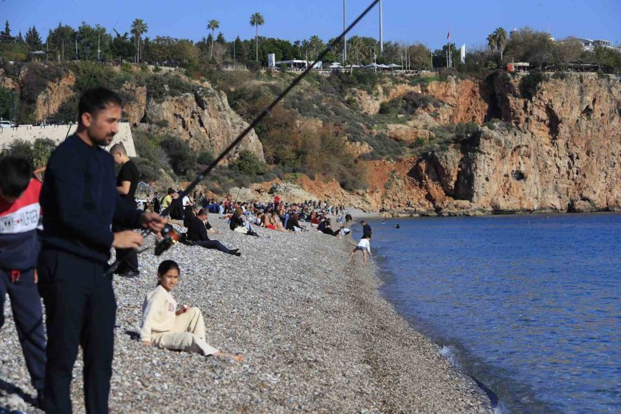 Karlı Dağların Gölgesinde 20 Derecelik Sıcak Havada Deniz Keyfi Yaptılar
