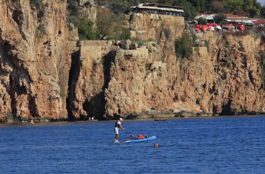 Karlı Dağların Gölgesinde 20 Derecelik Sıcak Havada Deniz Keyfi Yaptılar