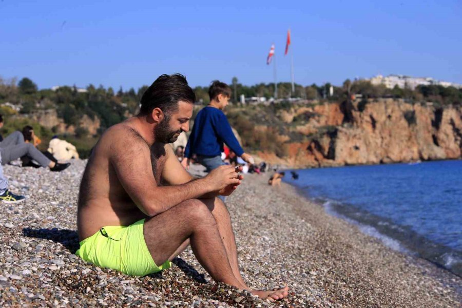 Karlı Dağların Gölgesinde 20 Derecelik Sıcak Havada Deniz Keyfi Yaptılar