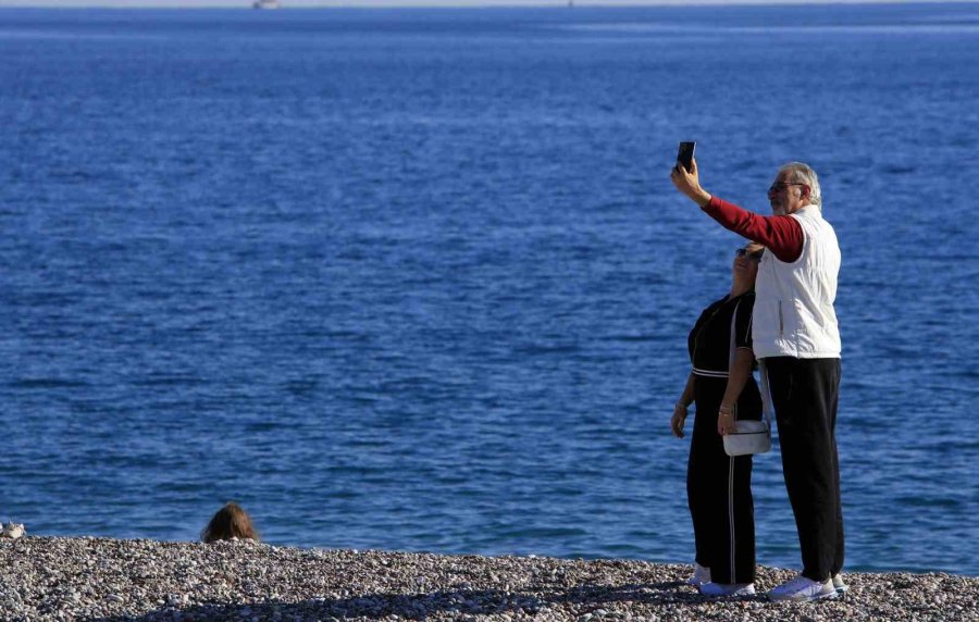 Karlı Dağların Gölgesinde 20 Derecelik Sıcak Havada Deniz Keyfi Yaptılar