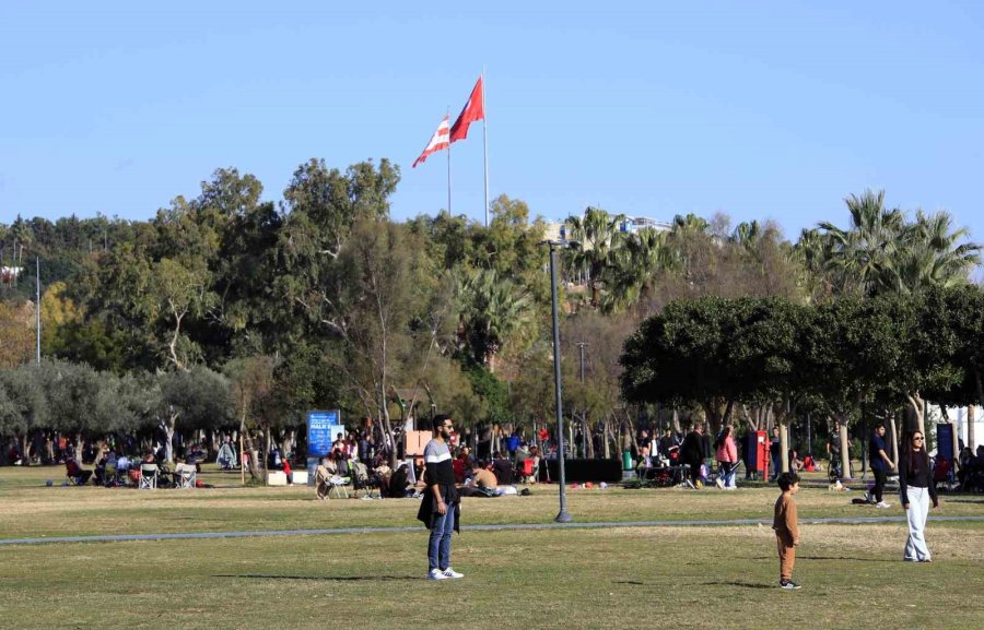 Karlı Dağların Gölgesinde 20 Derecelik Sıcak Havada Deniz Keyfi Yaptılar