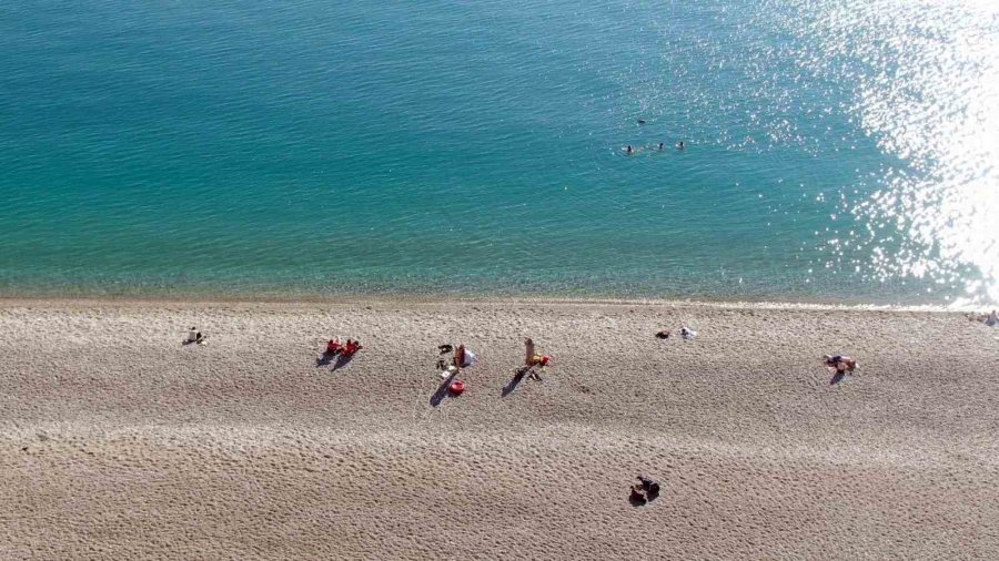 Karlı Dağların Gölgesinde 20 Derecelik Sıcak Havada Deniz Keyfi Yaptılar