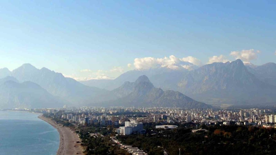 Karlı Dağların Gölgesinde 20 Derecelik Sıcak Havada Deniz Keyfi Yaptılar