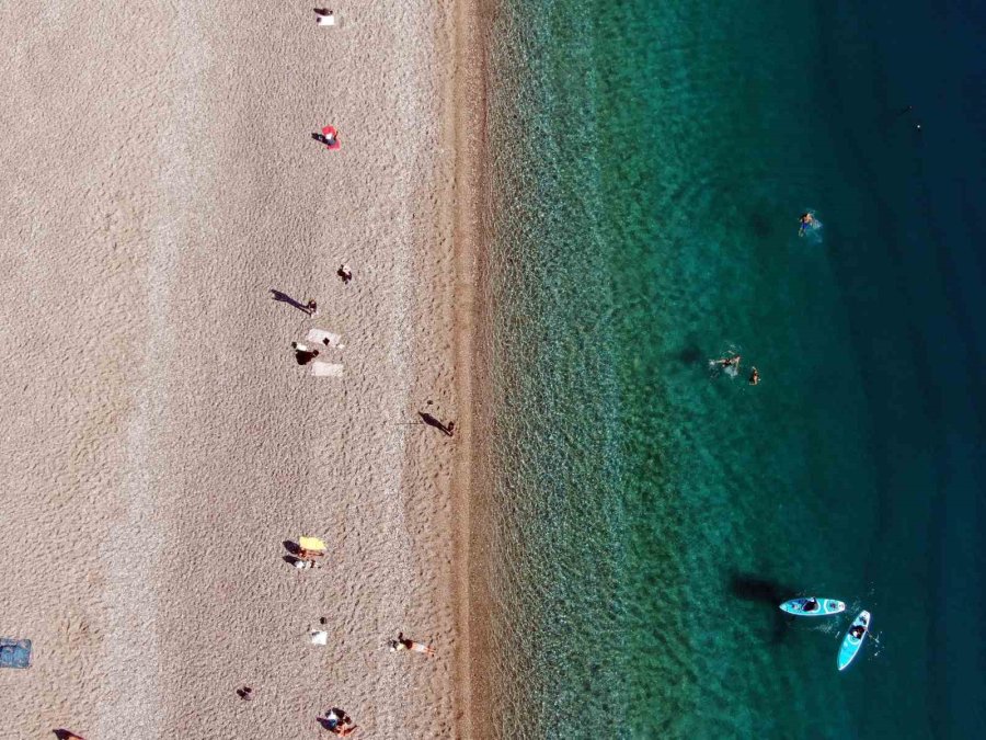 Karlı Dağların Gölgesinde 20 Derecelik Sıcak Havada Deniz Keyfi Yaptılar