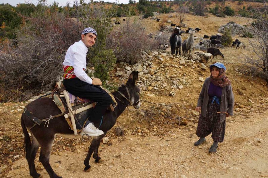 18 Yaşındaki Yusuf Söylediği Manilerle İlgi Odağı Oldu