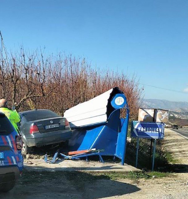 Mersin’de Otomobil Otobüs Durağına Çarptı: 2 Yaralı