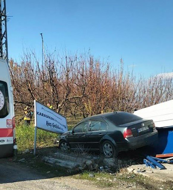 Mersin’de Otomobil Otobüs Durağına Çarptı: 2 Yaralı