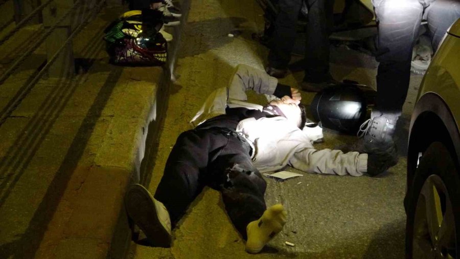 Yavaşlayan Trafiği Son Anda Fark Etti, Önce Otomobile Ardından Bariyere Çarptı