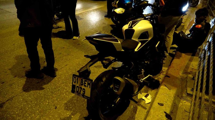 Yavaşlayan Trafiği Son Anda Fark Etti, Önce Otomobile Ardından Bariyere Çarptı