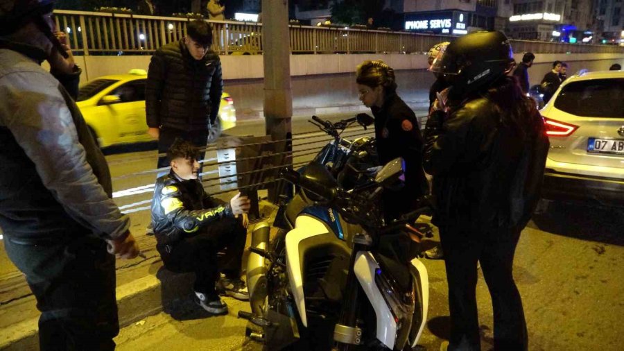 Yavaşlayan Trafiği Son Anda Fark Etti, Önce Otomobile Ardından Bariyere Çarptı