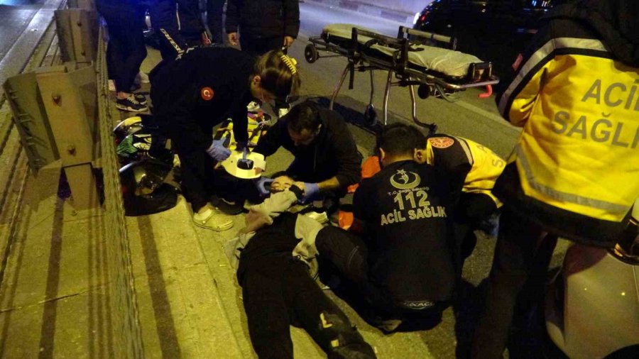 Yavaşlayan Trafiği Son Anda Fark Etti, Önce Otomobile Ardından Bariyere Çarptı