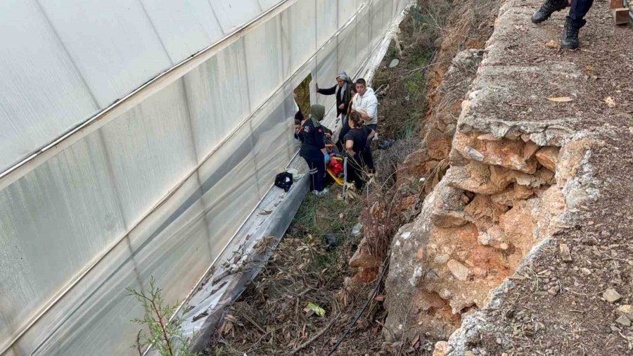 7 Metrelik Duvardan Düşen Çiftçi Yaralandı