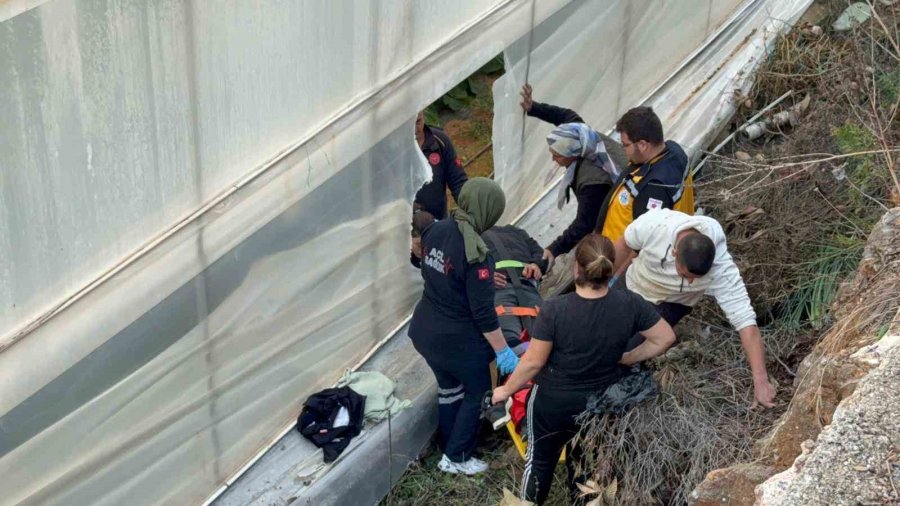 7 Metrelik Duvardan Düşen Çiftçi Yaralandı