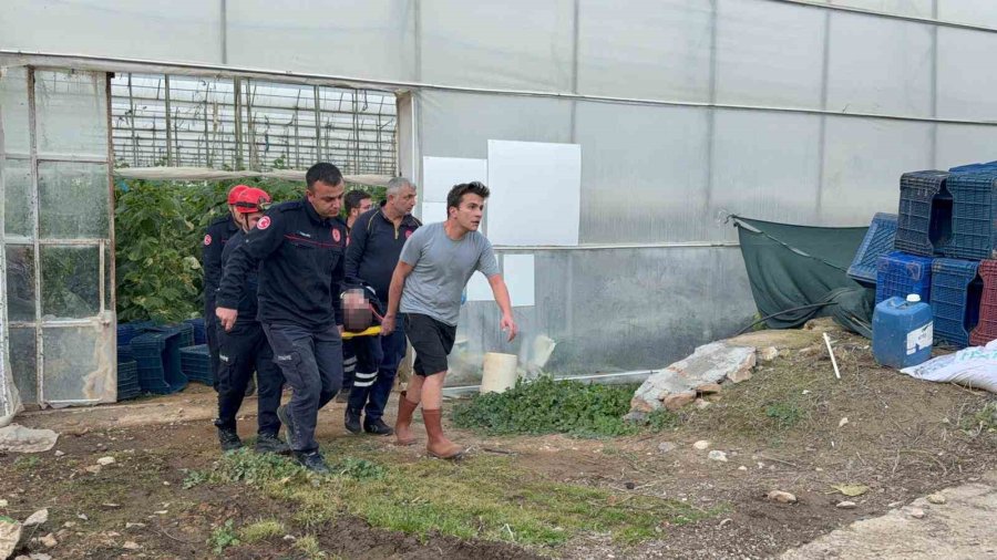 7 Metrelik Duvardan Düşen Çiftçi Yaralandı