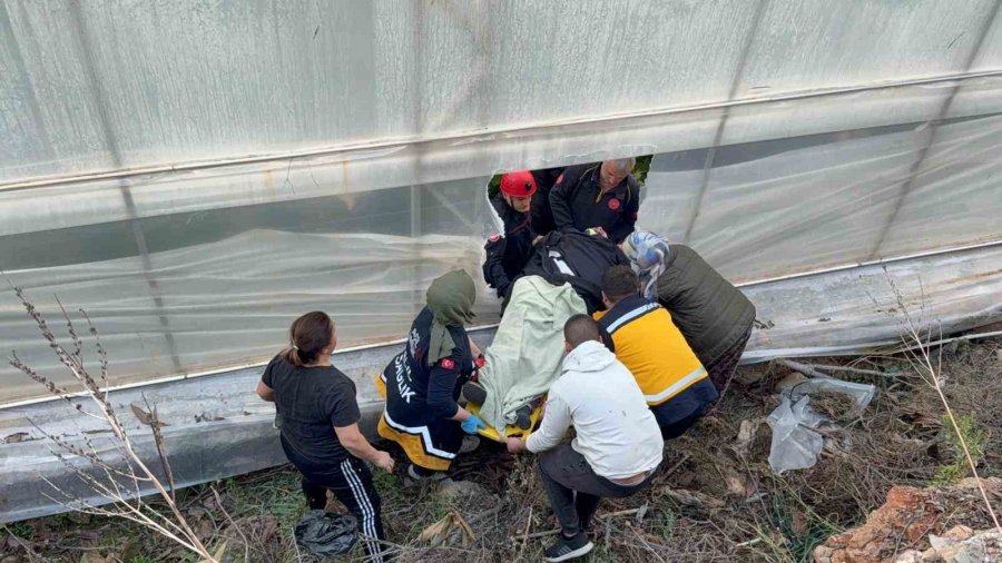 7 Metrelik Duvardan Düşen Çiftçi Yaralandı