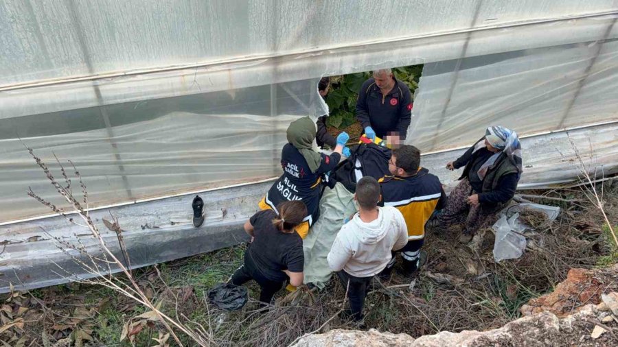 7 Metrelik Duvardan Düşen Çiftçi Yaralandı